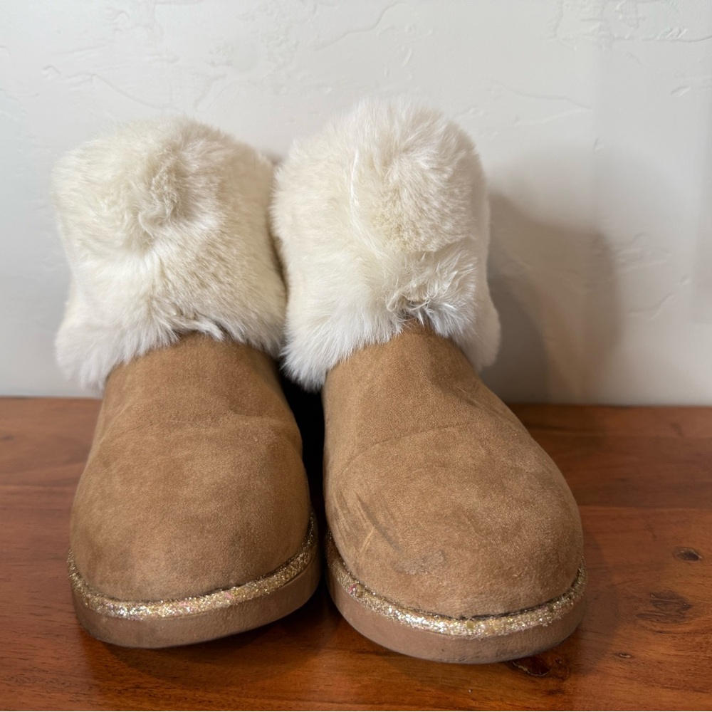 Juicy Couture‎ Tan Camel Boots with White Faux Fur Gold Accents Sz 9